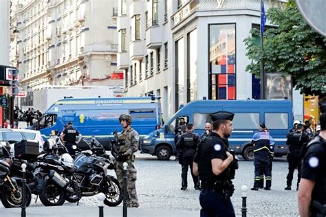 Un homme attaque au couteau un policier à Paris avant d  .